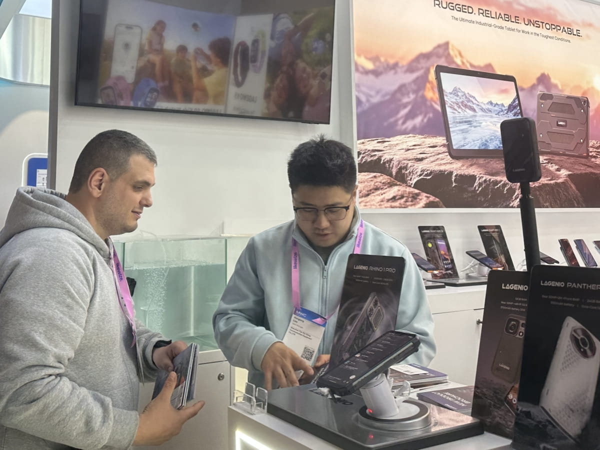 lagenio smartphone team at mwc 2026